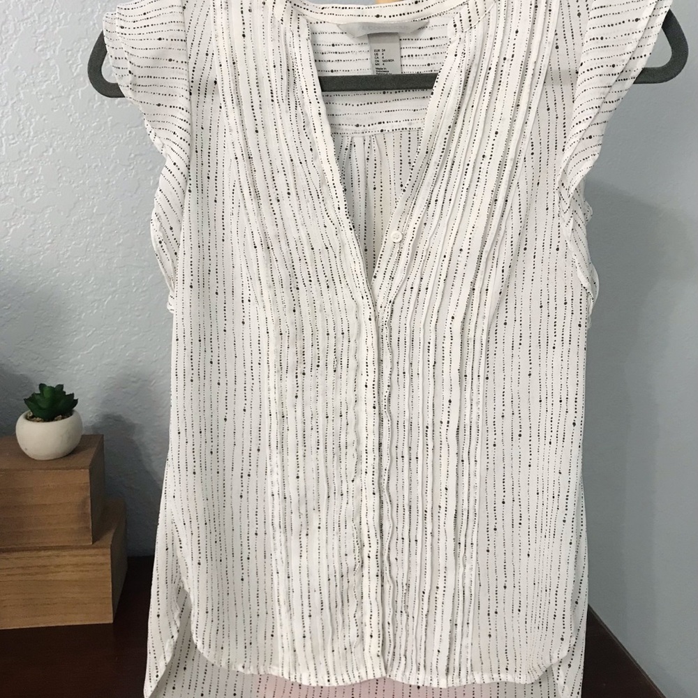H&M Conscious 🌺 ladies blouse, white with black dots ruffle accents cap sleeves
